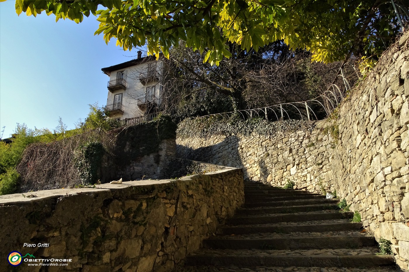 14 'Scaletta delle more', gradinata in pietra, racchiusa tra muri a secco.JPG